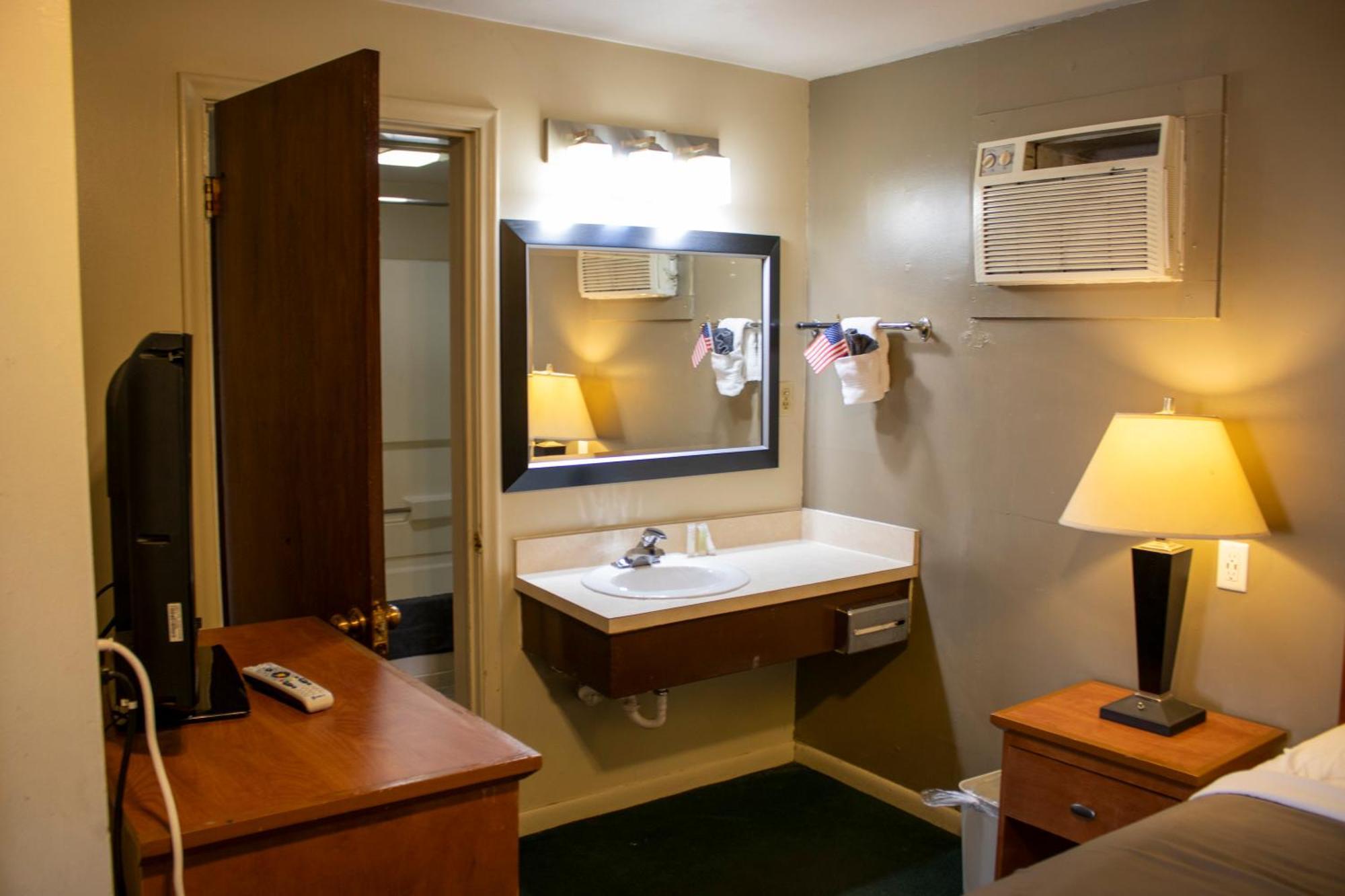 Patriot Stay Motel เวอร์นอล ภายนอก รูปภาพ